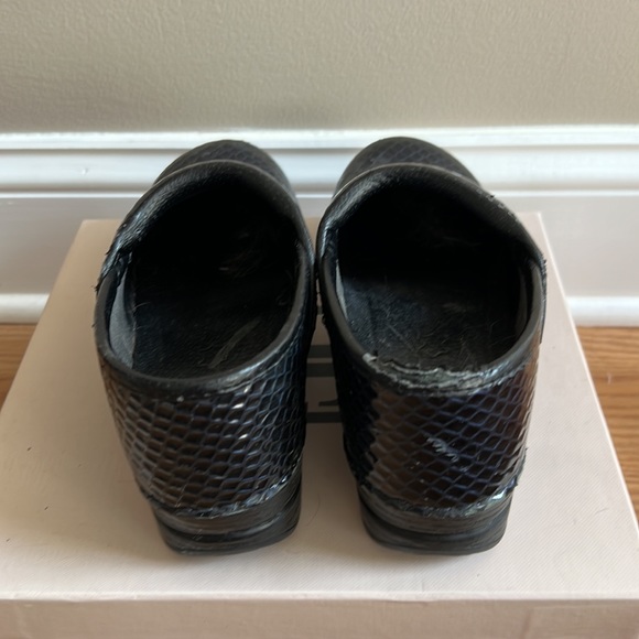 Women’s Dansko clogs. Navy blue. Pre owned. Some signs of wear . See photos - Picture 3 of 9
